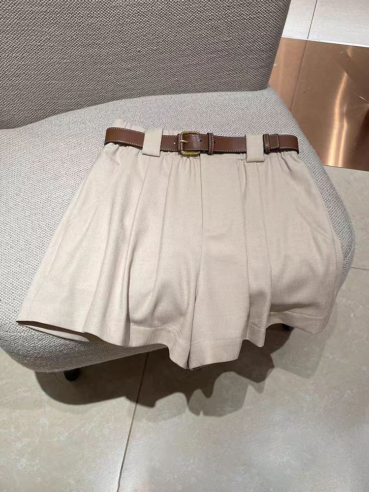 Khaki shorts with belt