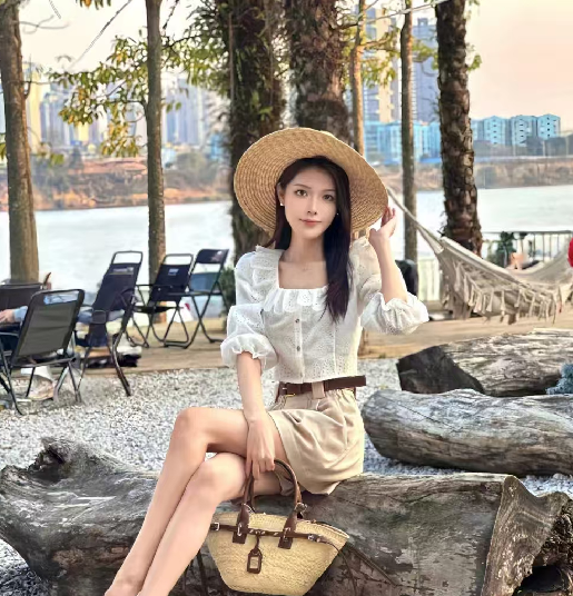 Khaki shorts with belt